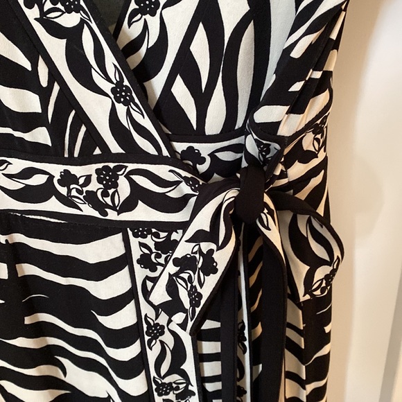 Donna Morgan wrap dress, black and cream palm pattern - size 8 - Picture 4 of 7